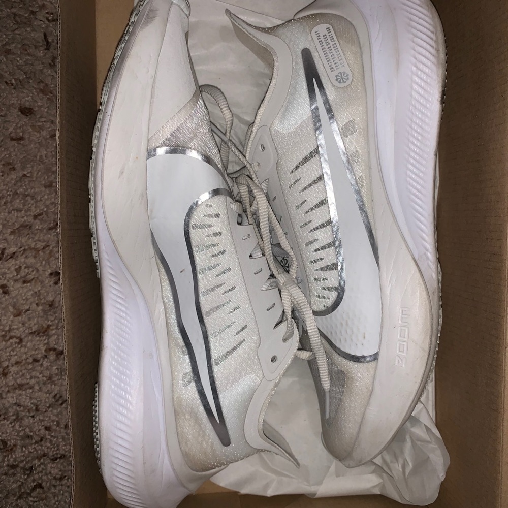 Nike zoom gravity size 8